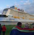 <p>Operação de traslado do Quantum of the Seas pelo Rio Ems, na Alemanha, atraiu olhares de curiosos</p>  Foto: Royal Caribbean International/Divulgação