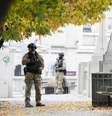 <p>Policiais fazem segurança de Memorial Nacional de Guerra em Ottawa nesta quinta-feira</p>  Foto: Blair Gable / Reuters