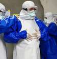 Voluntários do Exército alemão, vestindo roupas de proteção, participam de um treinamento para combater o Ebola, em Appen, na Alemanha, nesta quinta-feira. 23/10/2014  Foto: Fabian Bimmer / Reuters