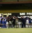 Jogadores se reuniram em campo após saída de ambulância com Serginho e fizeram oração  Foto: Marcelo Ferrelli / Gazeta Press