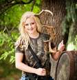 <p>Jovens do &uacute;ltimo ano letivo poder&atilde;o posar n&atilde;o s&oacute; com as armas, mas tamb&eacute;m com os "trof&eacute;us", como o chifre de um animal&nbsp;</p>  Foto: Twitter