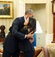 <p>Obama abraça a enfermeira de Dallas, Nina Pham, curada do ebola, nesta sexta-feira</p>  Foto: Larry Downing / Reuters