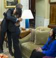 <p>Obama abraça a enfermeira Nina Pham, na Casa Branca, em Washington</p>  Foto: AP