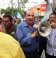 <p>Aloysio com o megafone emprestado pelo radialista Abdo Assen Nussi </p>  Foto: Chico Siqueira / Terra