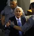 O condenado Miguel Etchecolatz reage durante julgamento  Foto: Enrique Marcarian / Reuters