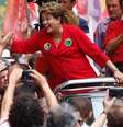 La presidenta de Brasil, Dilma Rousseff, saluda a partidarios durante un acto de campaña en Porto Alegre antes del balotaje del domingo en el que buscará su reelección. 25 de octubre del 2014.  Foto: Paulo Whitaker / Reuters