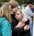<p>Estudantes e familiares se confortam após tiroteio em colégio em Marysville, nos Estados Unidos, no dia 24 de outubro</p>  Foto: Jason Redmond / Reuters