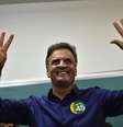 <p>Candidato do PSDB, Aécio Neves soma 733 votos na capital alemã</p>  Foto: AFP