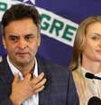 O candidato a presidente derrotado no segundo turno, Aécio Neves (PSDB), foi recebido antes de seu primeiro discurso após a divulgação do resultado sob os gritos de "Aécio guerreiro, orghulho brasileiro". Ele afirmou que ligou para a presidente reeleita, Dilma Rousseff (PT), lhe desejou sucesso e lhe disse que "a maior de todas as prioridades deve ser unir o Brasil em torno de um projeto honrado e que dignifique a todos os brasileiros".  Foto: Paulo Fonseca / EFE