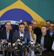 <p>O candidato a presidente derrotado no segundo turno, Aécio Neves (PSDB), foi recebido antes de seu primeiro discurso após a divulgação do resultado sob os gritos de "Aécio guerreiro, orghulho brasileiro". Ele afirmou que ligou para a presidente reeleita, Dilma Rousseff (PT), lhe desejou sucesso e lhe disse que "a maior de todas as prioridades deve ser unir o Brasil em torno de um projeto honrado e que dignifique a todos os brasileiros".</p>  Foto: Andre Penner / AP