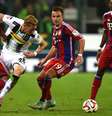 Hahn, do Monchengladbach, tenta jogada diante do Bayern  Foto: Patrik Stollarz / AFP