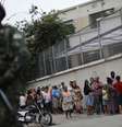 <p>Soldado em porta de colégio no Complexo da Maré, Rio de Janeiro</p>  Foto: Leo Correa / AP