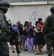 Soldados fazem a segurança em porta de colégio no Complexo da Maré, Rio de Janeiro  Foto: Leo Correa / AP