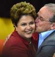 <p>Dilma ganha beijo de Tarso Genro após votação em Porto Alegre</p>  Foto: Vinicius Costa / Futura Press