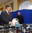 O bloco pró-ocidente liderada pelo Presidente da Ucrânia, Petro Poroshenko, vence as eleições  Foto: Shamil Zhumatov / Reuters