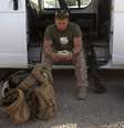 <p>Um soldado americano aguarda para deixar sua base, em Camp Bastion, na província de Helmand, em 25 de outubro</p>  Foto: Omar Sobhani / Reuters
