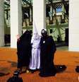 <p>Sergio Redegalli, Nick Folkes e Victor Waterson posam para jornalistas no Parlamento de Canberra</p>  Foto: Twitter