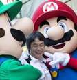 <p>Criador de videogame japonês Shigeru Miyamoto ao lado dos personagens criados por ele Mario e Luigi</p>  Foto: Felix Ordonez / Reuters