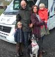 <p>David e Debs Hurst com os filhos Daniel e Darley, e o cachorro Colin</p>  Foto: Daily Mail / Reprodução