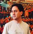 <p>Ed Miliband, atual líder da oposição e do Partido Trabalhista do Reino Unido,  topou usar a tão polêmica camiseta</p>  Foto: Twitter