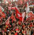 Eleitores de Dilma Rousseff comemoram reeleição da presidente na capital paulista  Foto: Miguel Schincariol / Reuters