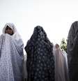 <p>Com os corpos completamente cobertos, mulheres mu&ccedil;ulmanas iranianas fazem&nbsp;suas ora&ccedil;&otilde;es em Teer&atilde;, em&nbsp;29 de julho</p>  Foto: BEHROUZ MEHRI / AFP