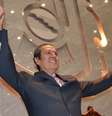 <p>Rogelio Martínez Ortega comemora ao tomar posse como novo governador em exercício do Estado de Guerrero, em 26 de outubro</p>  Foto: Alejandrino Gonzalez / AP