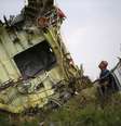 Investigador observa os destroços do avião da Malaysia Airlines que caiu perto de Grabovo, leste da Ucrânia. 22/07/2014  Foto: Maxim Zmeyev / Reuters