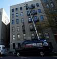 <p>Prédio no Bronx, em Nova York, onde estava menino com suspeita de Ebola. O exame dele deu negativo</p>  Foto: Mike Segar / Reuters