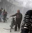 <p>Um homem &eacute; socorrido ap&oacute;s um ataque a&eacute;reo realizado&nbsp;por for&ccedil;as do regime s&iacute;rio na cidade de Douma, a nordeste da capital Damasco, um reduto da oposi&ccedil;&atilde;o desde o in&iacute;cio da revolta contra o presidente Bashar al-Assad, em 13 de abril de 2014</p>  Foto: ABD DOUMANY / AFP