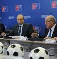 <p>Vladimir Putin e Joseph Blatter reunidos em Moscou</p>  Foto: Mikhail Klimentyev / Reuters