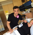 Robbie Williams com a mulher em trabalho de parto  Foto: Twitter / Reprodução