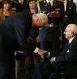 <p class="text">Nicholas Winton foi condecorado com a Ordem do Leão Branco, a mais alta honraria da República Tcheca </p><p class="text"> </p>  Foto: Petr David Josek / AP