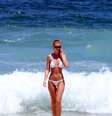 <p>Sozinha, Cintia Dicker curtiu a praia do Leblon </p>  Foto: J. Humberto  / AgNews