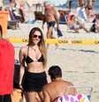 Carol Portaluppi aproveitou esta terça-feira (29) para ir à praia com o pai, o ex-jogador de futebol Renato Gaúcho. A jovem foi clicada na praia de Ipanema, zona sul do Rio de Janeiro, onde exibiu boa forma vestindo biquíni e minissaia  Foto: JC Pereira  / AgNews
