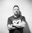 <p>Ao lado de Bernard Summer e Stephen Morris, Peter Hook (foto) formou o Joy Division antes da morte do vocalista Ian Curtis. A tragédia marcou a banda, que criou o New Order em seguida, com uma proposta mais eletrônica</p>  Foto: Julien Lachaussée / Divulgação