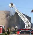 <p>Bombeiros tentam apagar o fogo no prédio do Aeroporto Mid-Continent de Wichita, no Estado norte-americano do Kansas, atingido por um bimotor nesta quinta-feira</p>  Foto: The Wichita Eagle, Brian Corn / AP