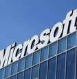El logo de Microsoft visto en sus oficinas en Bucharest. Imagen de archivo, 20 marzo, 2013.  Microsoft Corp lanzó un dispositivo llamado "Microsoft Band" que permitirá a los usuarios vigilar su estado físico y su régimen de ejercicios, marcando el debut de la mayor compañía mundial de software en el mercado de las prendas tecnológicas.  Foto: Bogdan Cristel / Reuters