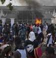 <p>Manifestantes antigoverno colocam fogo no Parlamento</p>  Foto: Joe Penney / Reuters