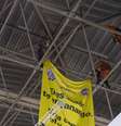<p>&nbsp;"Elas&nbsp;est&atilde;o te enganando. Exija carros eficientes!", dizia o banner do Greenpeace</p>  Foto: Otávio Almeida/Greenpeace