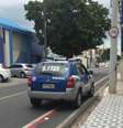 <p>Viatura da Polícia Militar estacionou sobre uma ciclovia na avenida da Imperatriz, em Salvador</p>  Foto: Daniel Valverde / vc repórter