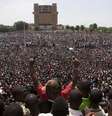 <p>Manifestantes se reunem em praça da capital de Burkina Faso, Ouagadougou, em protesto contra o presidente Blaise Compaoré, que renunciou na sexta-feira</p>  Foto: Joe Penney / Reuters