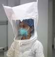 <p>Membro de equipe médica prova um traje de proteção para ebola em um hospital de Shenzen, na província de Guangdong, China</p>  Foto: Stringer / Reuters