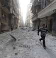 <p>Homem corre num local atingido por um suposto ataque de forças leais ao presidente sírio, Bashar al-Assad, num bairro de Aleppo, na Síria</p>  Foto: Hosam Katan / Reuters