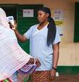 <p>Profissional de saúde verifica temperatura em mulher que deixou Guiné, na fronteira com Mali , em Kouremale</p>  Foto: Joe Penney / Reuters