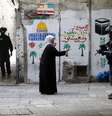 <p>Palestina gesticula para um policial israelense na cidade velha de Jerusal&eacute;m</p>  Foto: Finbarr O'Reilly / Reuters