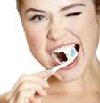 A convenção social pode exercer importante influência na resposta dos pacientes que relatam escovar mais vezes os dentes do que realmente acontece na prática  Foto: Axl / Shutterstock