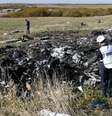 Equipe trabalha no local onde o voo MH17, da Malaysia Airlines, caiu, perto da aldeia de Hrabove (Grabovo) na região de Donetsk  Foto: Shamil Zhumatov / Reuters