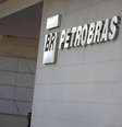 PriceWaterhouseCoopers no aprobó los resultados del tercer trimestre de la petrolera brasileña Petrobras, ya que la firma de auditoría exigió una investigación mayor sobre el escándalo de corrupción en el que está involucrada la estatal, informó el sábado el diario O Estado de S.Paulo. En la imagen, un hombre en la sede de la universidad de Petrobras en Río de Janeiro, el 9 de octubre de 2012.  Foto: Ricardo Moraes / Reuters