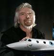 <p>Richard Branson, fundador da Virgin Galactic, com uma miniatura da SpaceShipTwo</p>  Foto: Stan Honda / AFP